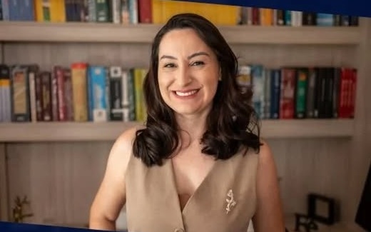 Dra. Noélle Garcia sorrindo, em seu escritório em Bauru/SP