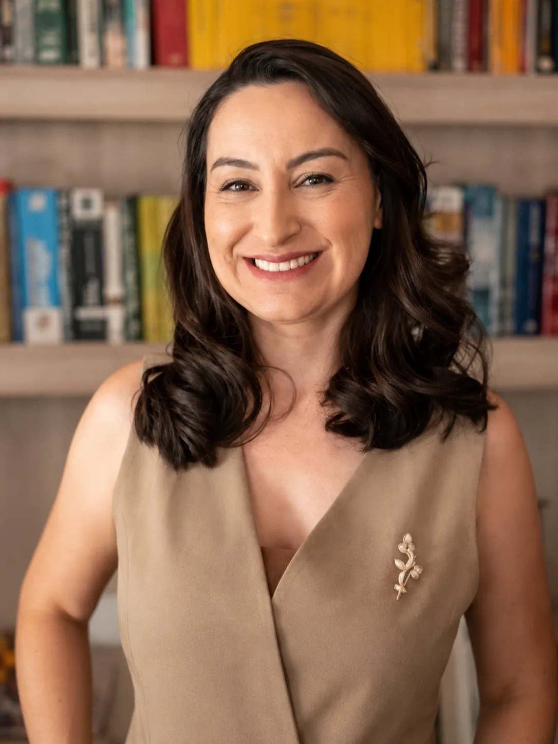 Dra. Noélle Garcia sorrindo, em seu escritório em Bauru/SP